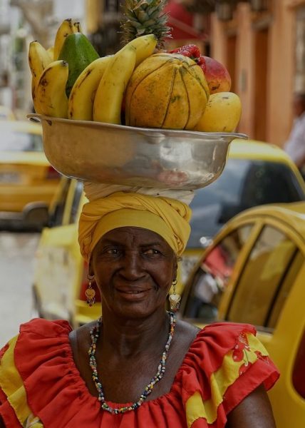 woman with fruit on head cartagena